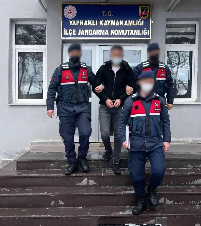 Köydeki ev ve iş yerlerine dadanan şahıs jandarmadan kaçamadı