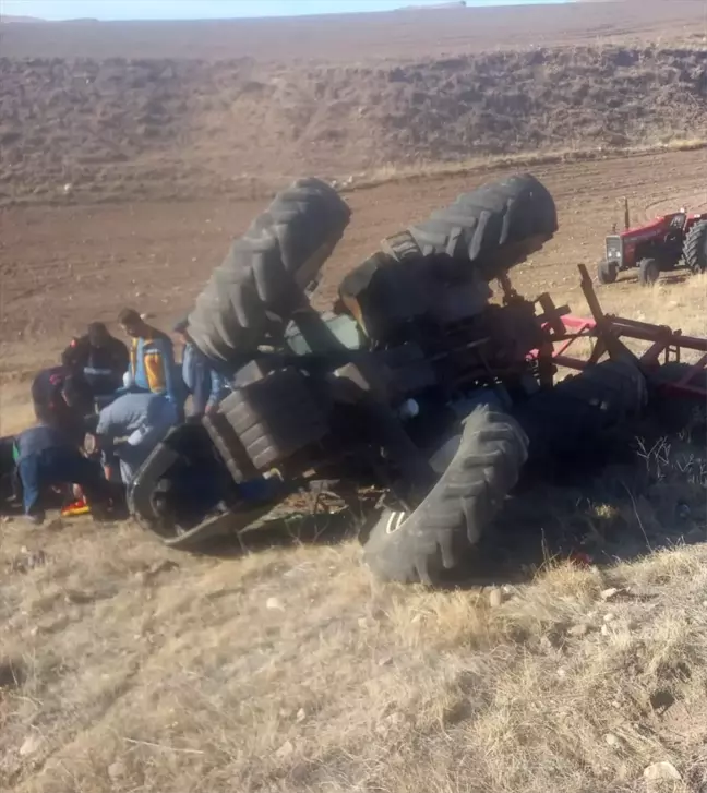 Çorum'da Traktör Devrildi, Sürücü Yaralandı