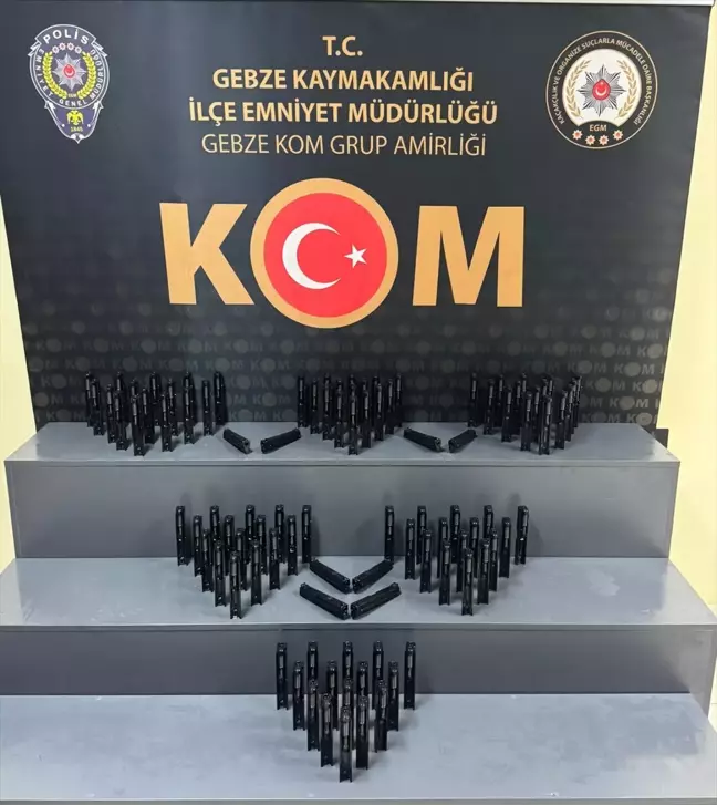 Kocaeli'de Silah Kaçakçılığı Operasyonu: 98 Tabanca Sürgü Takımı Ele Geçirildi