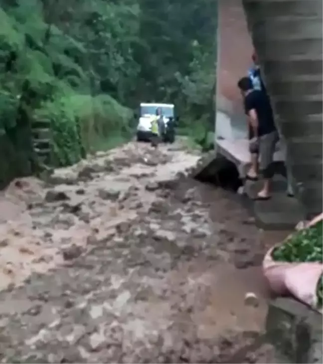 Rize'nin Madenli beldesinde şiddetli yağıştan bir mahalle tahliye edildi