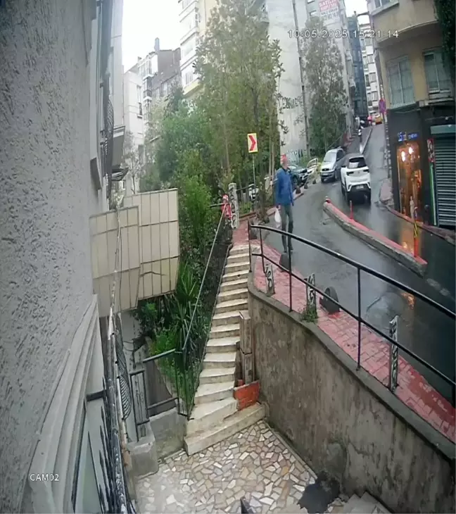 Beyoğlu'nda Yağmur Nedeniyle Takla Atan Araç Aşırı Hız ve Kaygan Zemin Sonucu Kaza Yaptı
