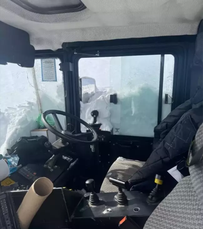 Başkale'de Çığ Düşmesi, Karla Mücadele Ekipleri Çalışmalara Devam Ediyor