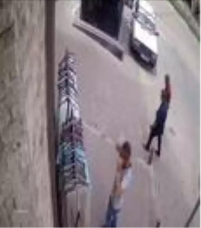 Onlarca insana aldırış etmeden perdeleri böyle çaldılar