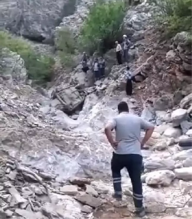 Son dakika: Otomobil, 200 metrelik uçurma devrildi: 3 ölü