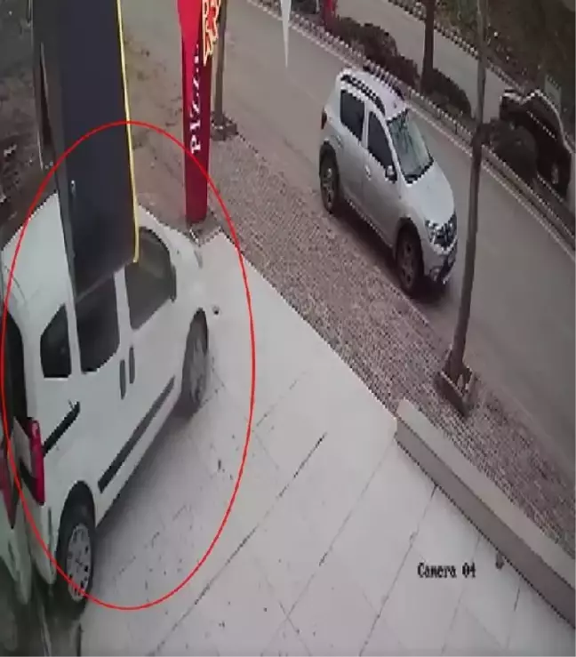 Hafif ticari araç, iş yerine çarptı; kaza kamerada
