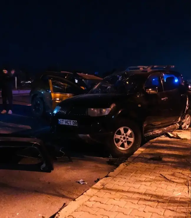 Alanya'da Üç Araçlı Trafik Kazası: 5 Yaralı