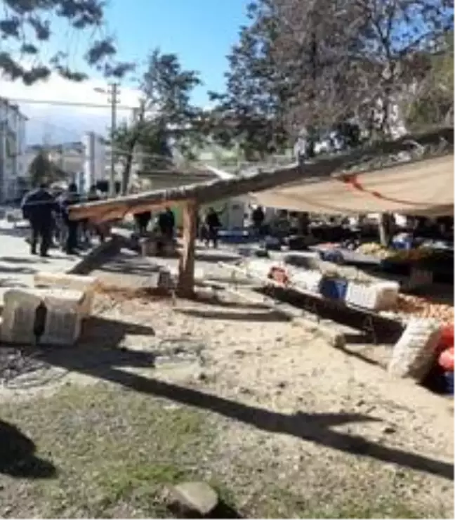 Şiddetli rüzgarın kırdığı ağaçlar pazar yerinin üstüne devrildi