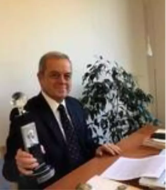 Prof. Dr. Melih Erdoğan'a TİDE tarafından ödül verildi