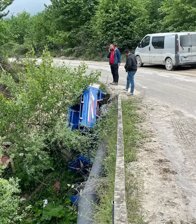 Düzce'de Tarım Aracı Devrildi, Sürücü Yaralandı