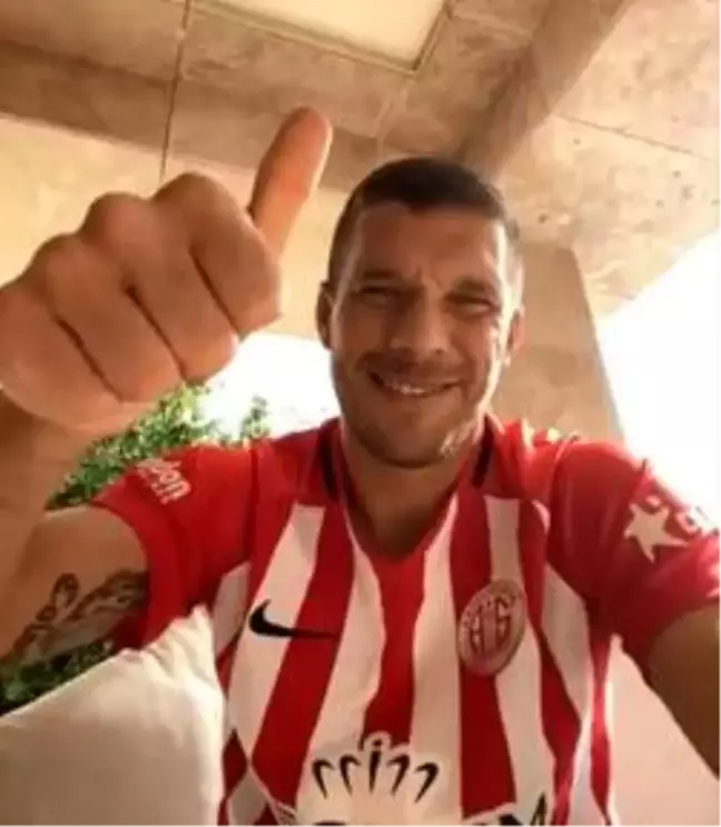 Antalyasporlu Podolski'den çocuklara,