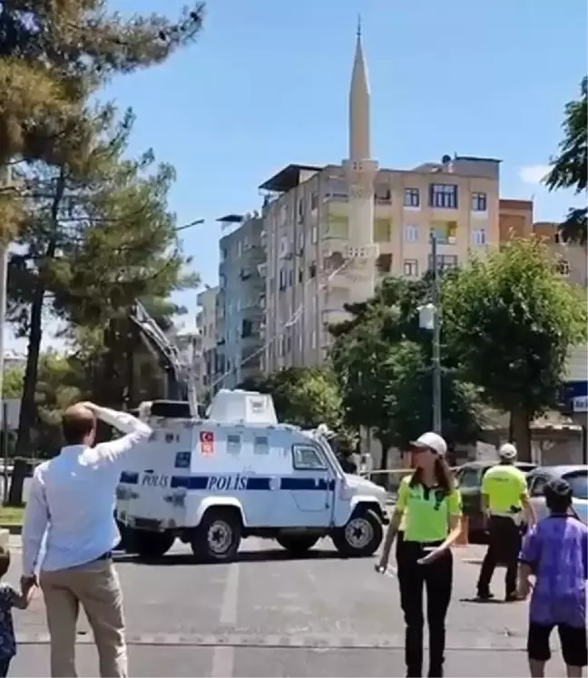 Diyarbakır'da deprem hasarı nedeniyle cami minaresi yıkıldı