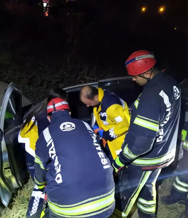Denizli'de devrilen otomobildeki sürücü yaralandı