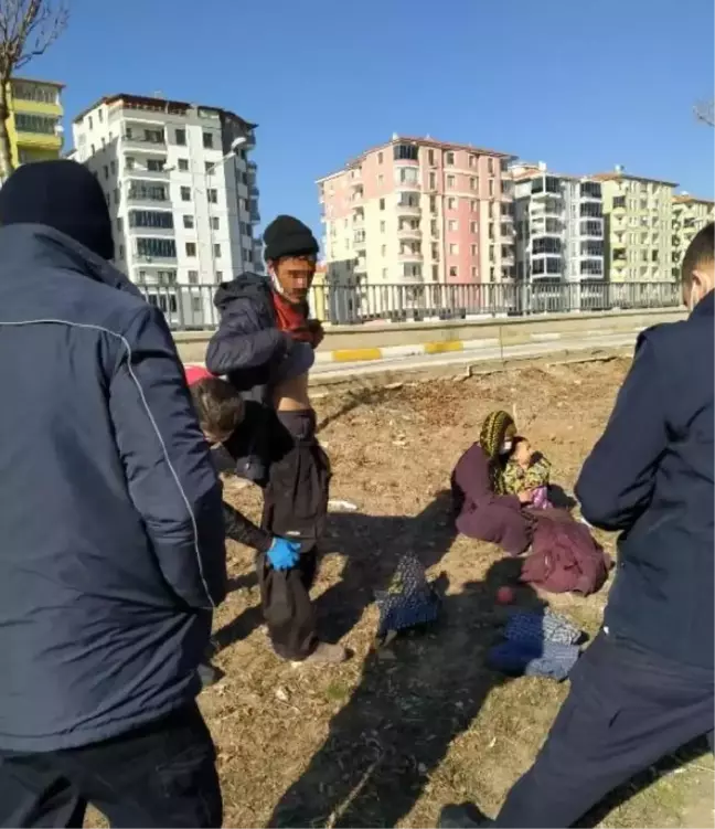 Dilenciler bozuk paraları ekmek arasına gizlemiş