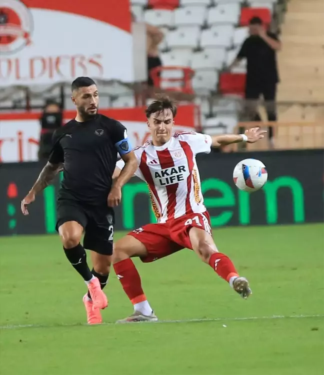 Antalyaspor-Atakaş Hatayspor Maçının İlk Yarısı 2-0 Sonuçlandı