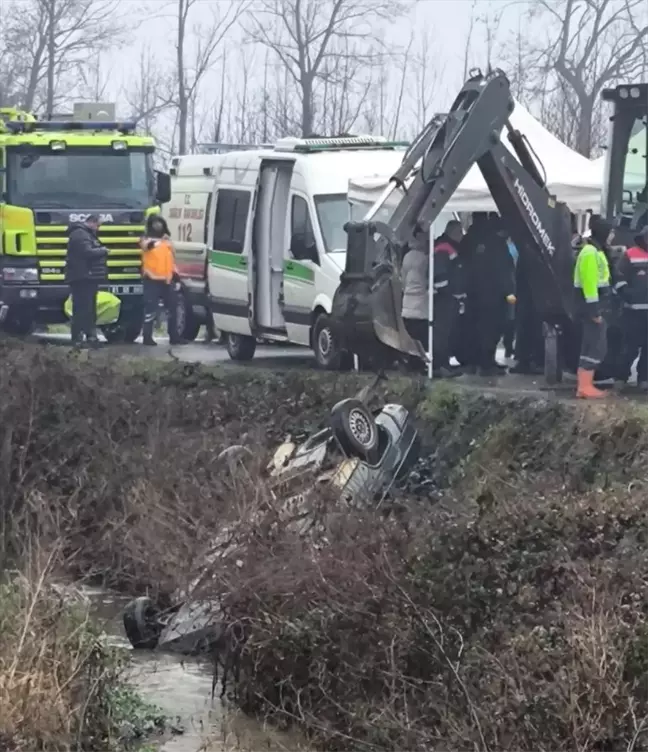 Düzce'de Dereye Devrilen Otomobilde Sürücü Hayatını Kaybetti