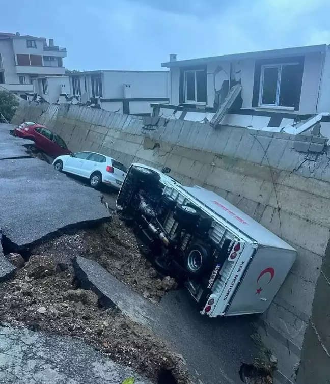 Menderes'te yol çöktü