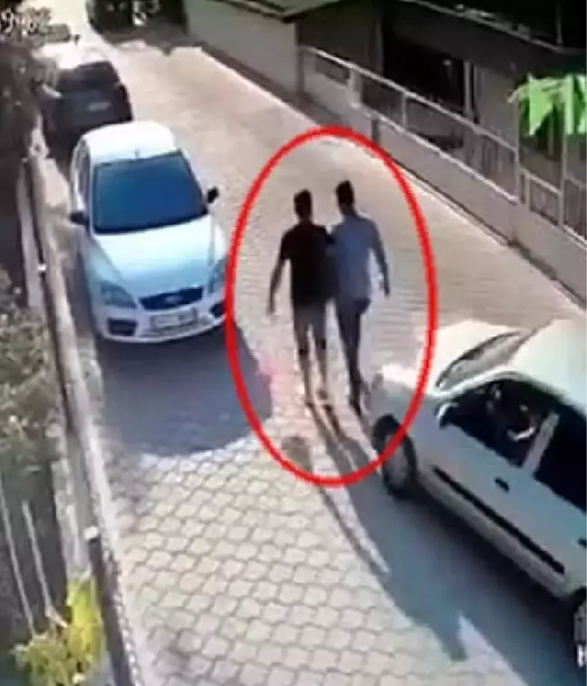 Son dakika haberi: Otomobilin yayalara çarptığı kaza kamerada