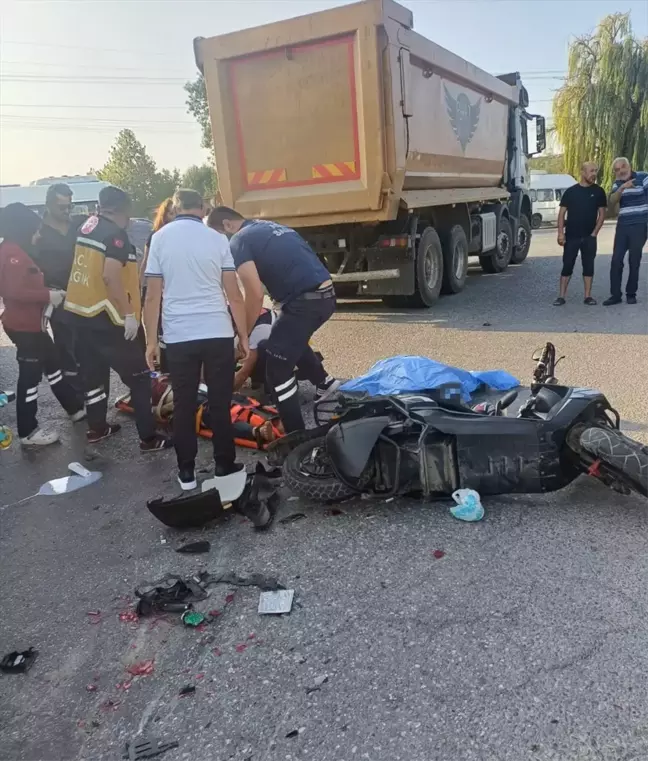 Düzce'de Kamyonla Motosiklet Çarpışması: 1 Ölü, 1 Yaralı