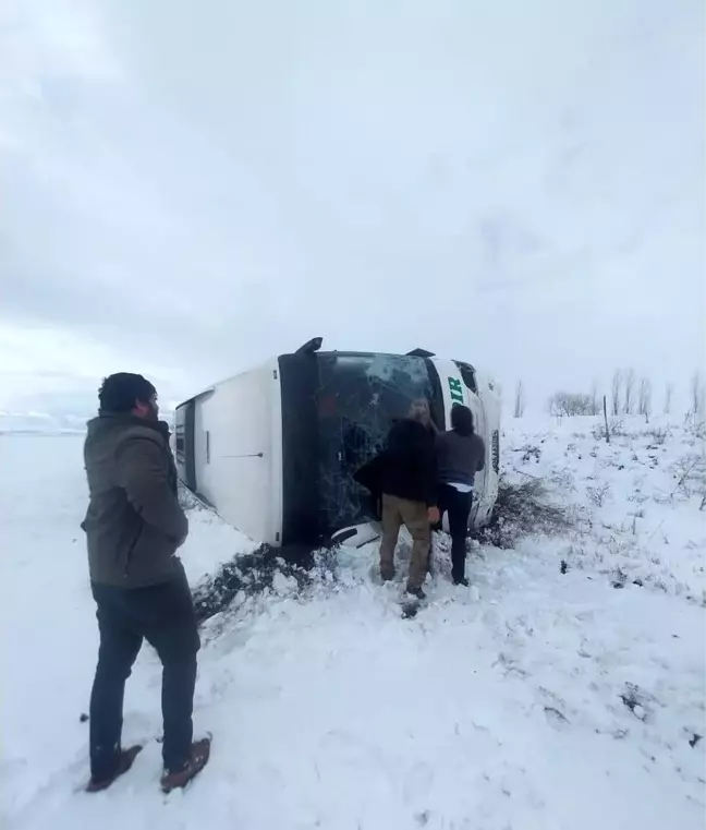 Kars'ta Yolcu Otobüsü Devrildi, Çok Sayıda Yaralı Var