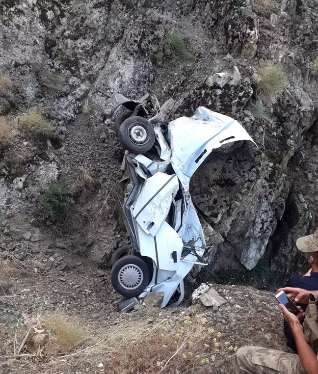 Kayıp gencin cansız bedeni uçuruma yuvarlanmış otomobilde bulundu