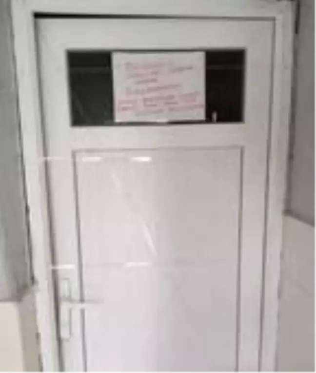 Kırlangıçlar cami tuvaleti kapısına yuva yaptı, mahalleli önlem aldı