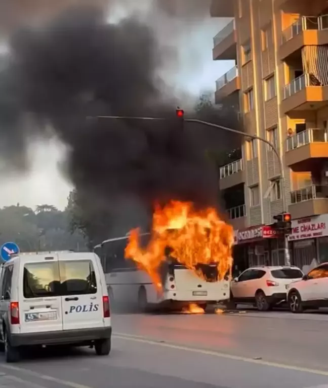 Yunusemre'de İşçi Servis Otobüsü Yangını: Kullanılamaz Hale Geldi