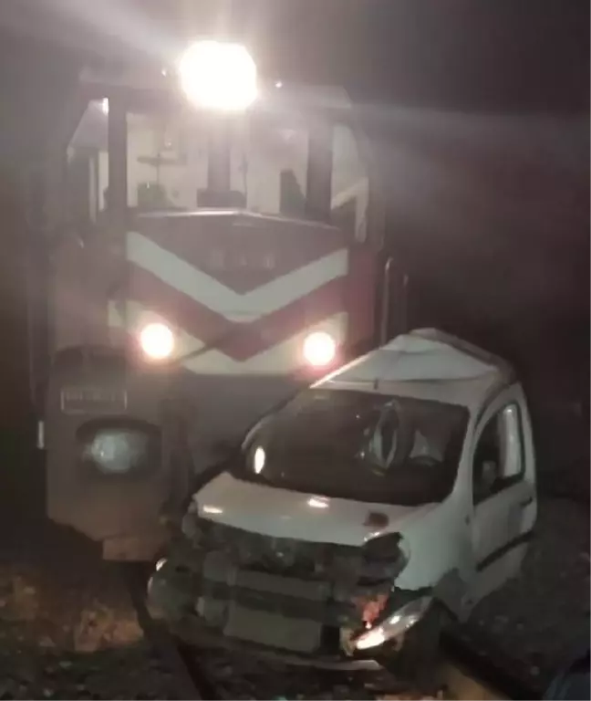 Yük treni hafif ticari araca çarptı: Sürücü ağır yaralandı