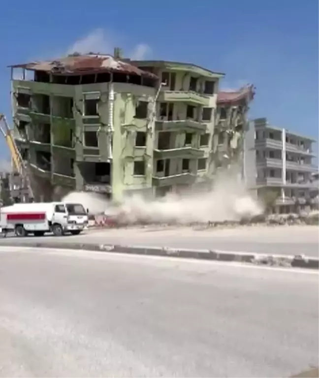 Hatay'da Kontrollü Yıkım Anları Kameralara Yansıdı