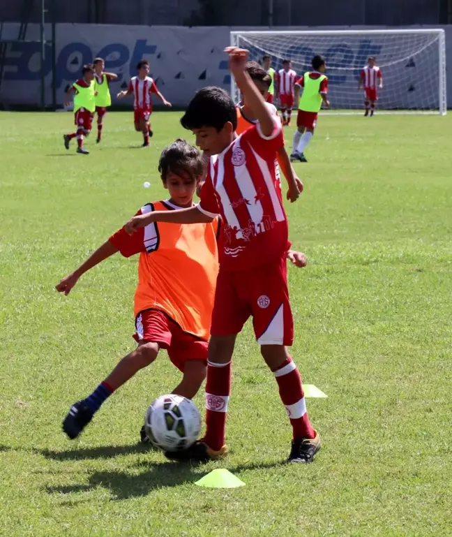 Antalyasporlu küçük futbolcular, 30 Ağustos Zafer Kupası'nda bir araya geldi
