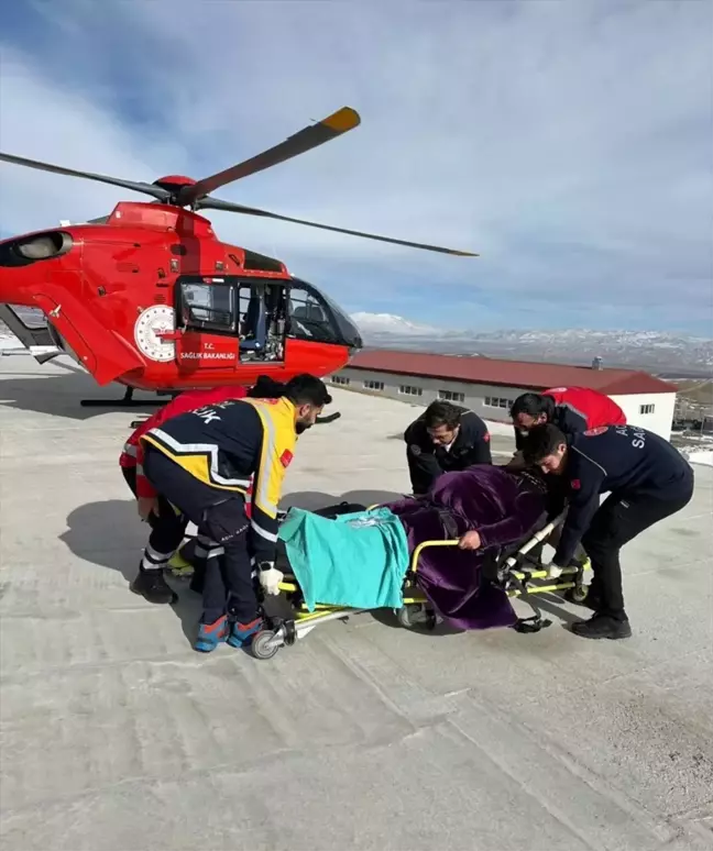 Van'ın Başkale ilçesinde rahatsızlanan hamile kadın ambulans helikopterle Van YYÜ'ye ulaştırıldı