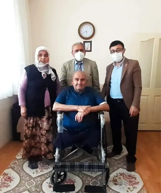 İl Genel Meclis Başkanı Bektaş'tan diyaliz hastasına tekerlekli sandalye