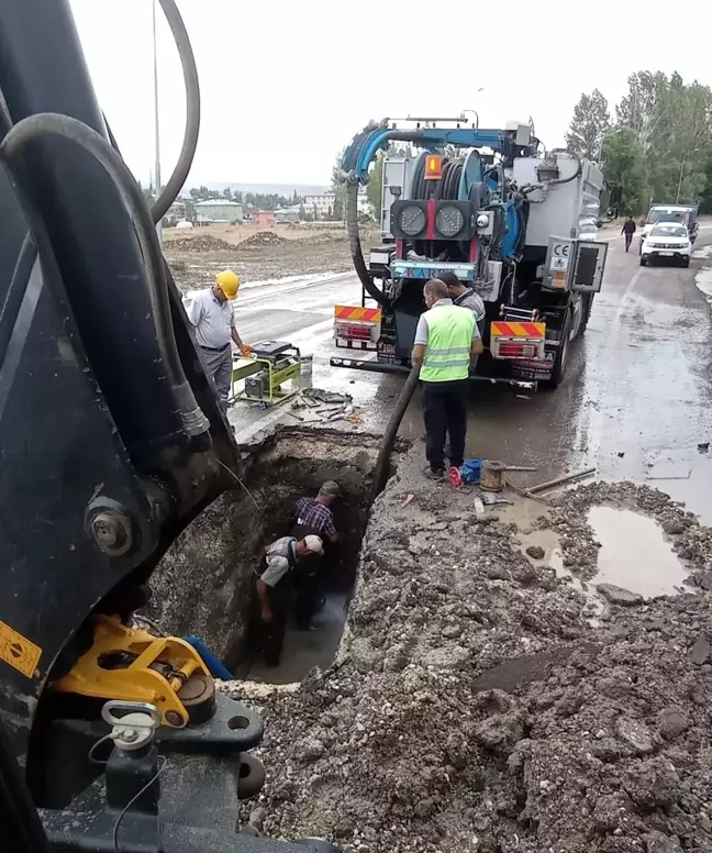 Patlayan su borusu işçilere zor anlar yaşattı