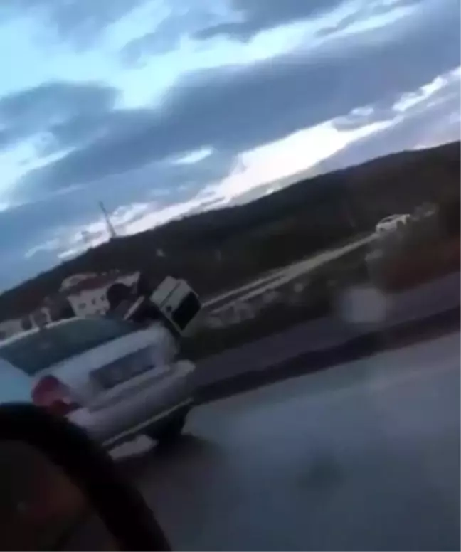 Makas atan sürücünün çarptığı hafif ticari araç takla attı: 2 yaralı