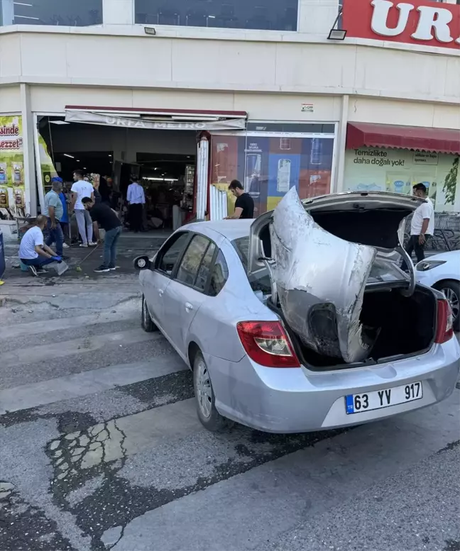 Şanlıurfa'da Kontrolden Çıkan Araç Marketin İçine Girdi