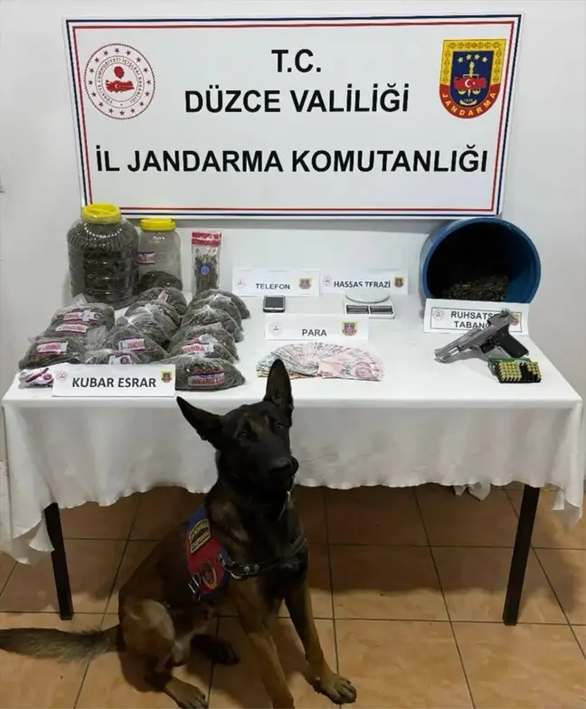 Düzce'de Uyuşturucu Operasyonu: 3 Kilo 425 Gram Esrar Ele Geçirildi