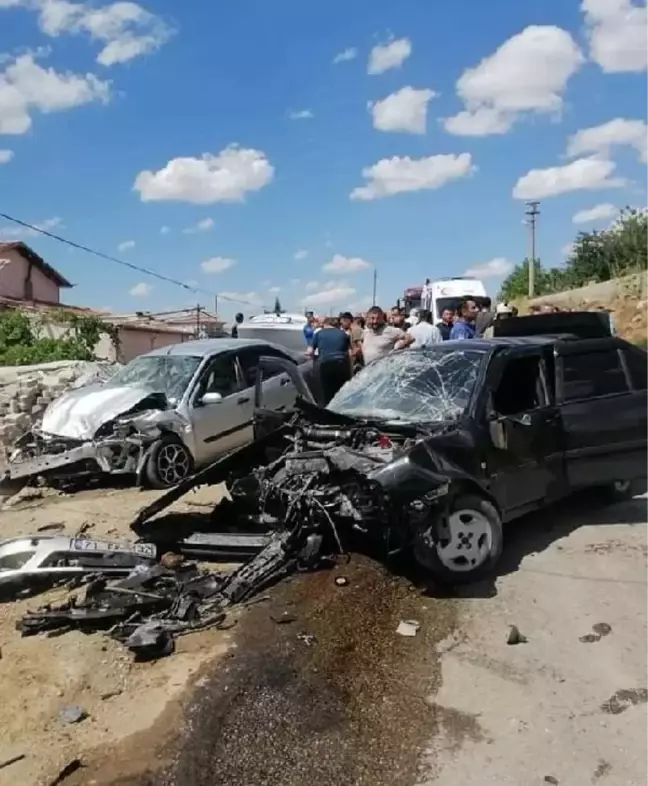 Son dakika haber... KIRIKKALE'DE OTOMOBİLLER KAFA KAFAYA ÇARPIŞTI: 2'Sİ ÇOCUK 10 YARALI