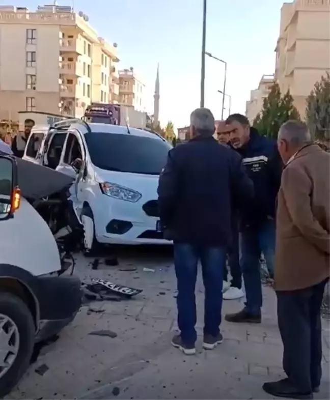 Nusaybin'de Minibüs ve Hafif Ticari Araç Çarpıştı: 1 Yaralı