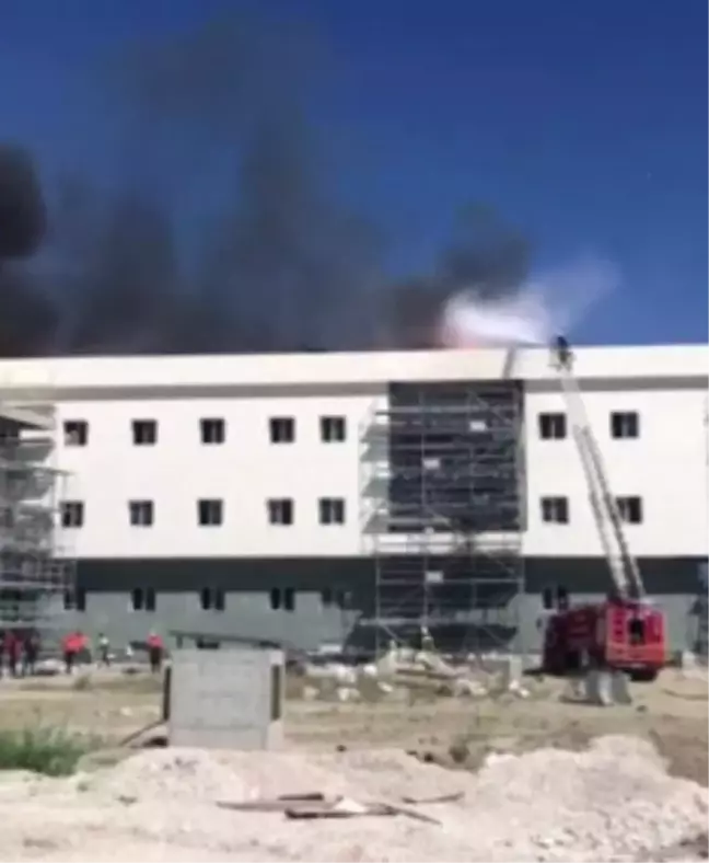 Kara Havacılık Okulu'nda inşaat halindeki binada yangın