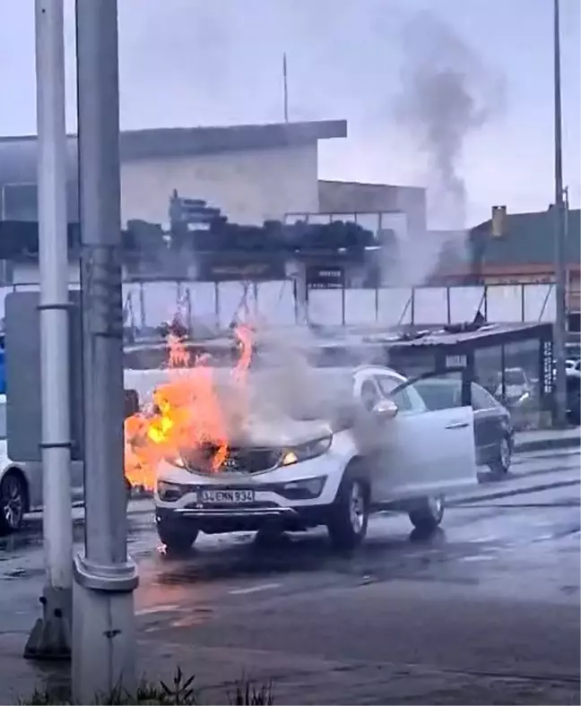 Gebze'de SUV Araç Yangını: Sürücü Kurtuldu