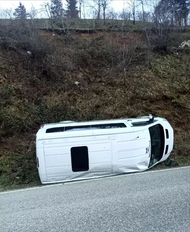 Giresun'da öğrenci servisi devrildi: 3'ü öğrenci 4 yaralı