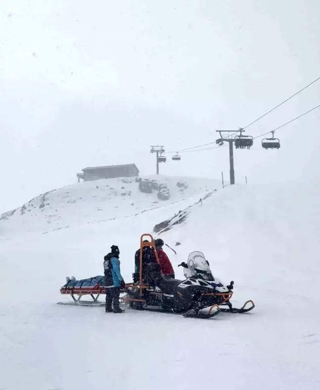 Kayak Merkezinde Yaralanan Şahıs Hastaneye Ulaştırıldı