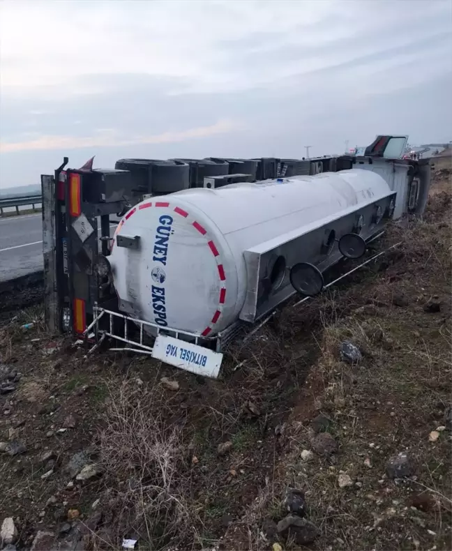 İslahiye'de Tanker Şarampole Devrildi, Sürücü Yaralandı