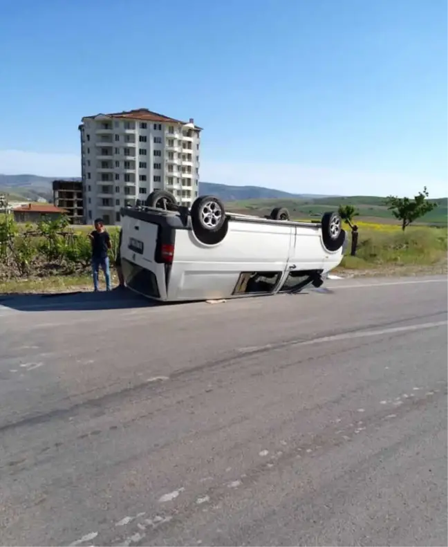 Ankara'da Minibüs ile Otomobil Çarpıştı: 2 Yaralı