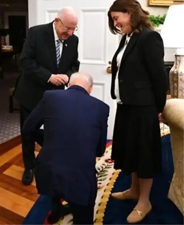 Biden'ın, İsrail Cumhurbaşkanı Rivlin'in Özel Kaleminin önünde diz çökmesi gündemde