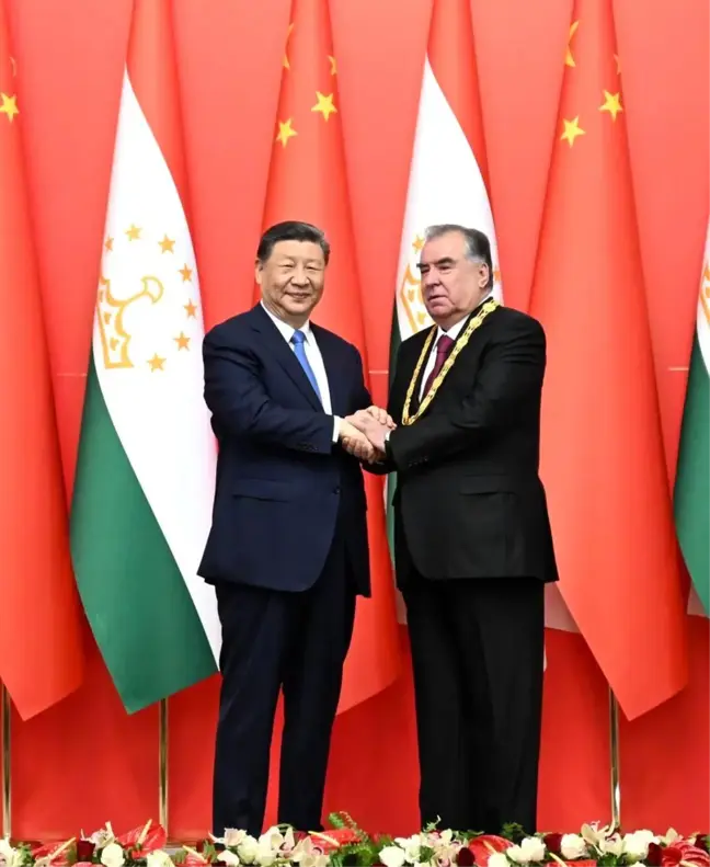 Çin Cumhurbaşkanı Xi Jinping Tacikistan Cumhurbaşkanı'na Dostluk Madalyası Verdi