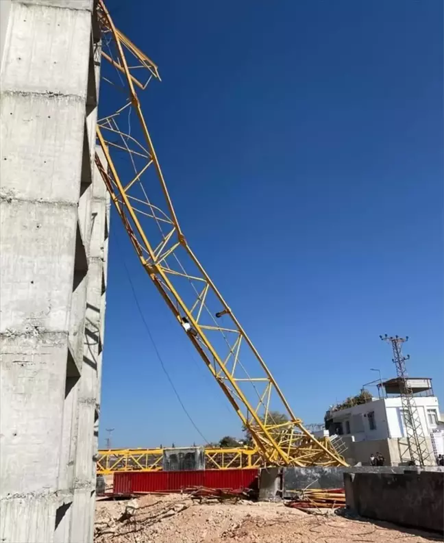 Adana'da Kule Vinç Devrildi, Operatör Hayatını Kaybetti