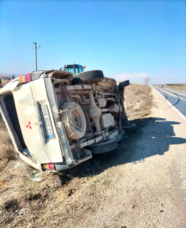 Afyonkarahisar'da Minibüs Devrildi: 2 Yaralı