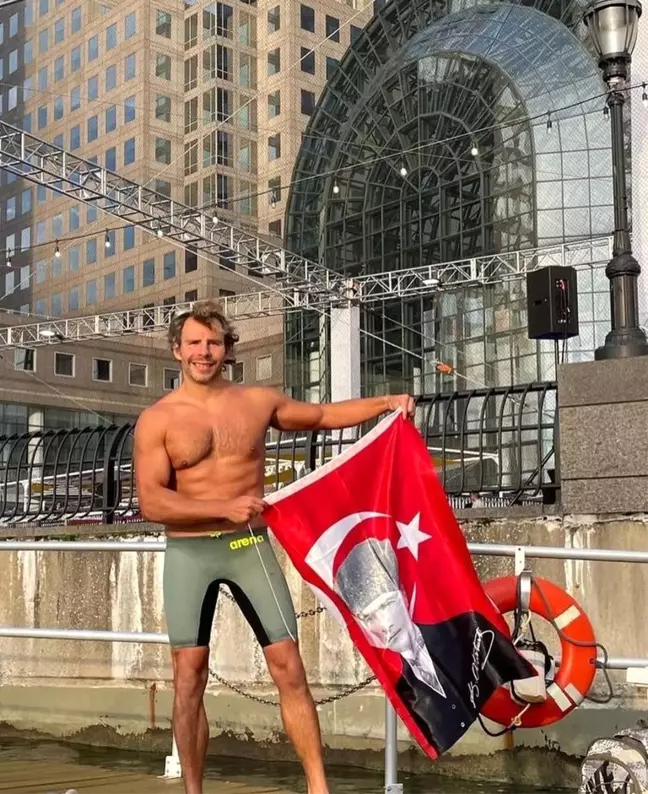 İzmir Büyükşehir Belediyesi Gençlik ve Spor Kulübü Yüzücüsü Emre Erdoğan, Manhattan Adası'nda Tarihi Başarıya İmza Attı
