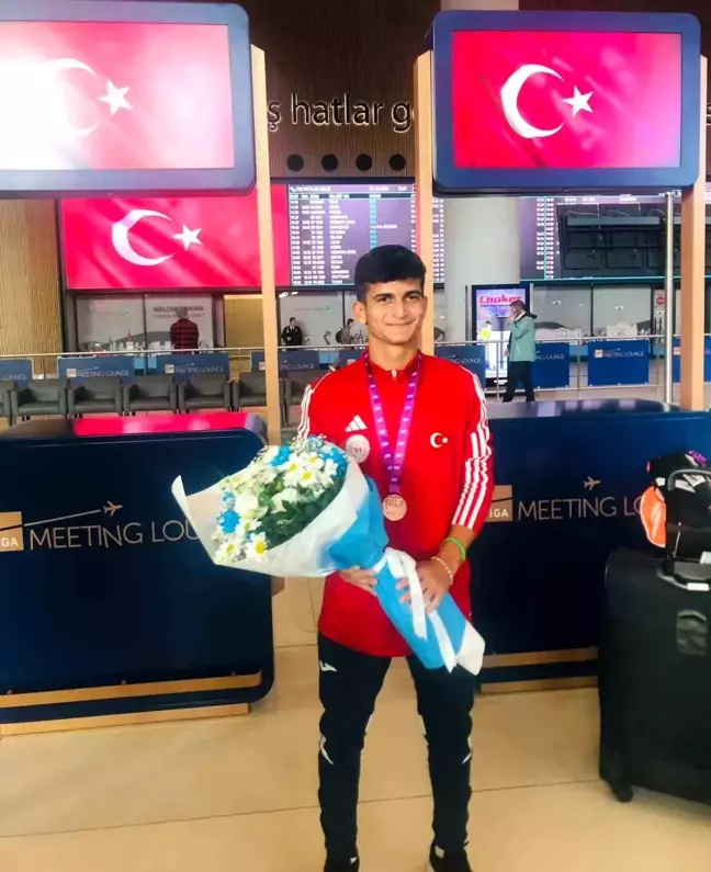 Emirhan Bulut, Dünya Okullar Arası Tenis Şampiyonası'nda Bronz Madalya Kazandı