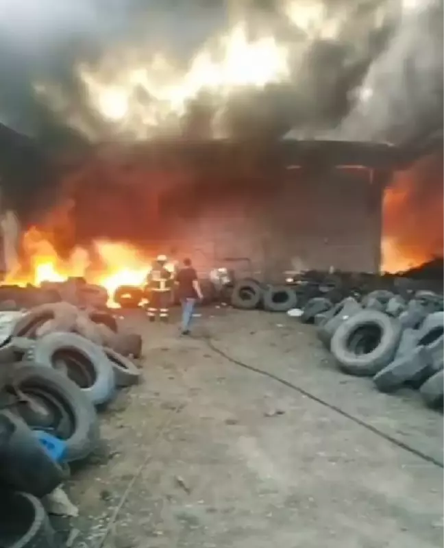 Adana'da Atık Lastik Deposunda Yangın Çıktı